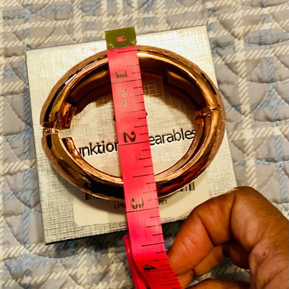 Fitbit Fitness Tracker Bracelet! 🏃♀️ Brand New (Rose Gold) - Picture 7 of 13